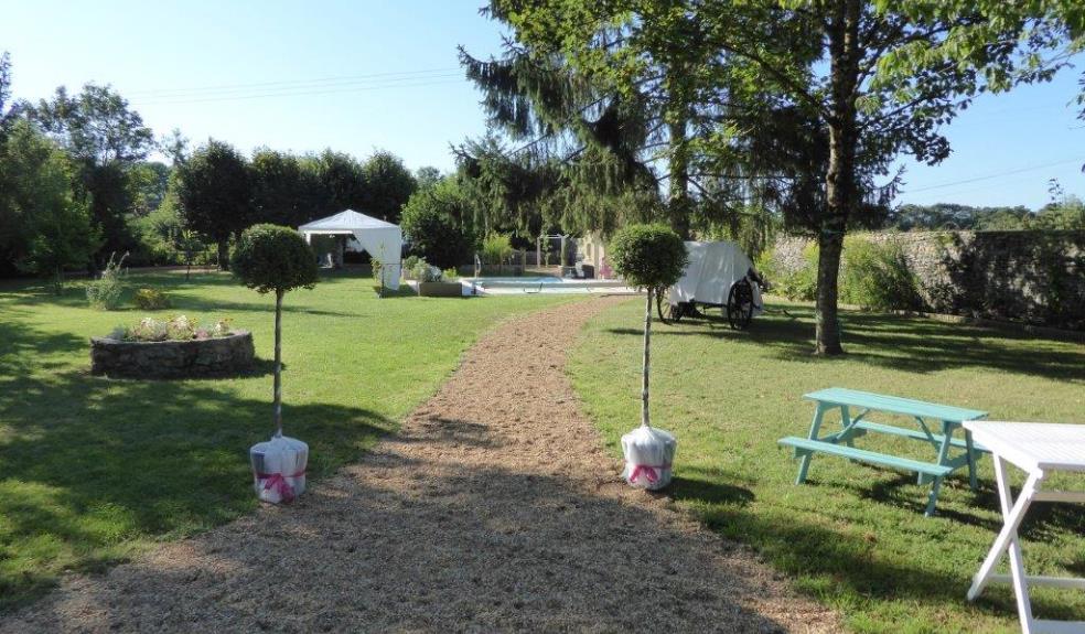 HLO53_CH Hotes Le Rocher - vue vers le jardin