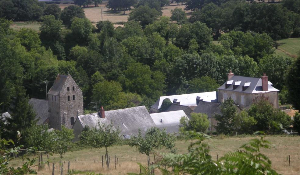 Le bourg de St-Pierre-sur-Erve depuis le site de la colline St-Sylvain