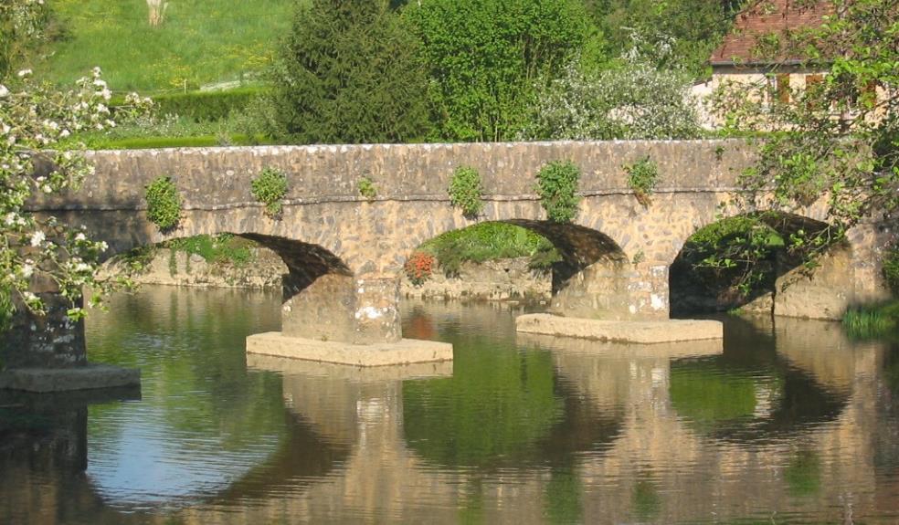 Pont piéton des XIIe-XIIIe siècles