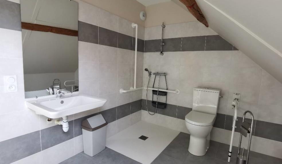 Salle d'eau PMR chambre bleue